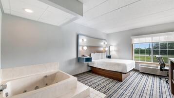 Suite, 1 queensize-seng, ikke-røyk (First Floor) | Skrivebord, skrivebord for bærbar PC og strykejern/-brett
