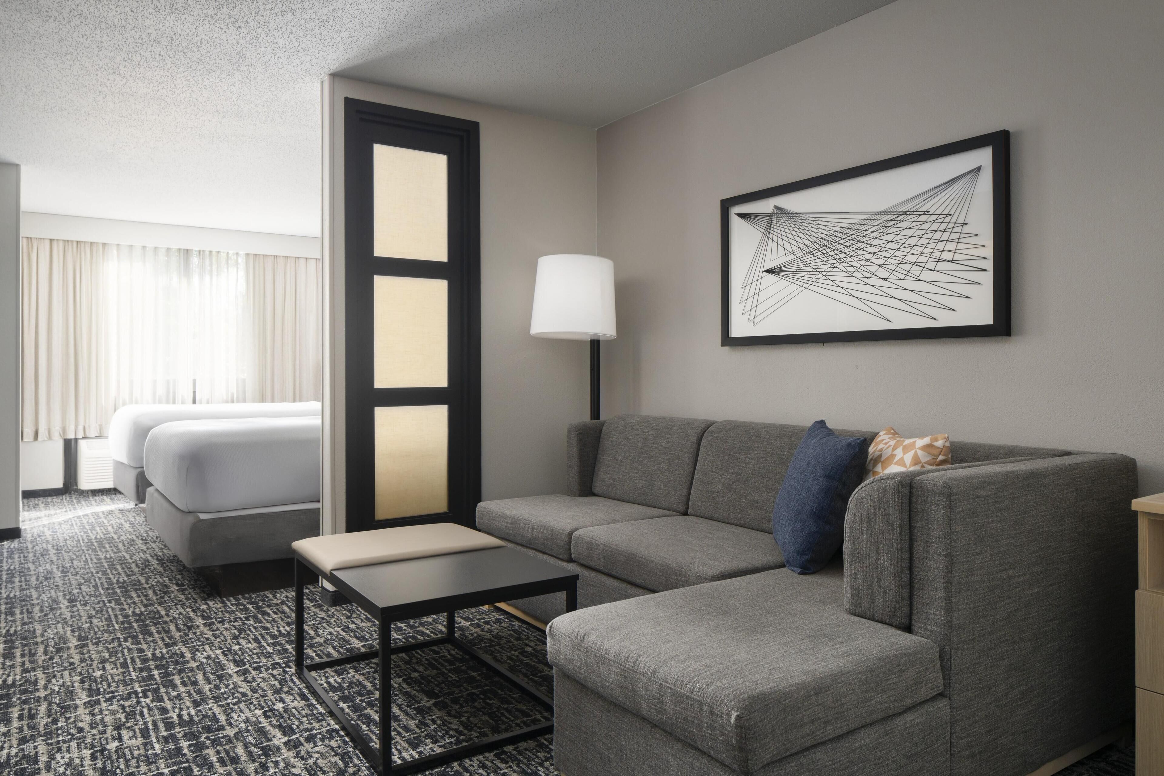 Edredón, escritorio y espacio para trabajar con laptop 