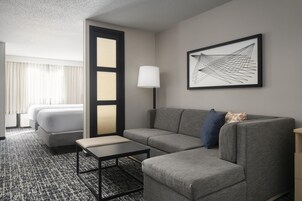 Cubrecamas, escritorio y espacio para trabajar con laptop 