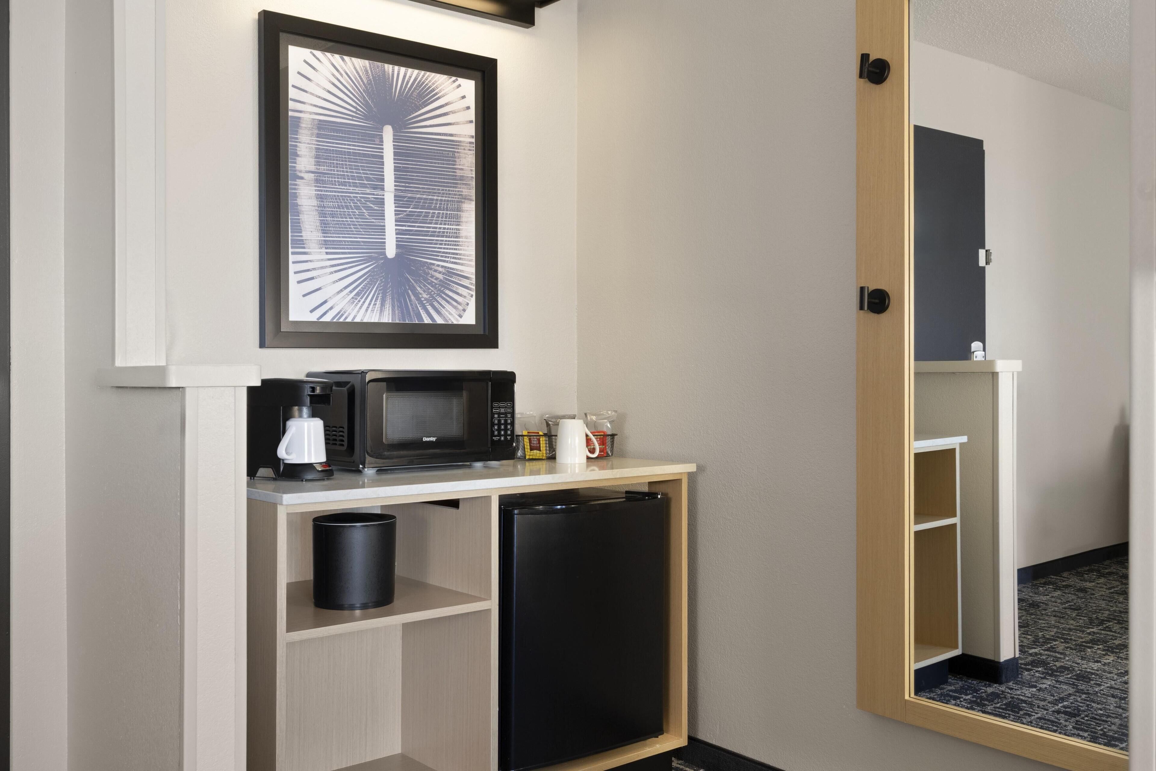 Cubrecamas, escritorio y espacio para trabajar con laptop 