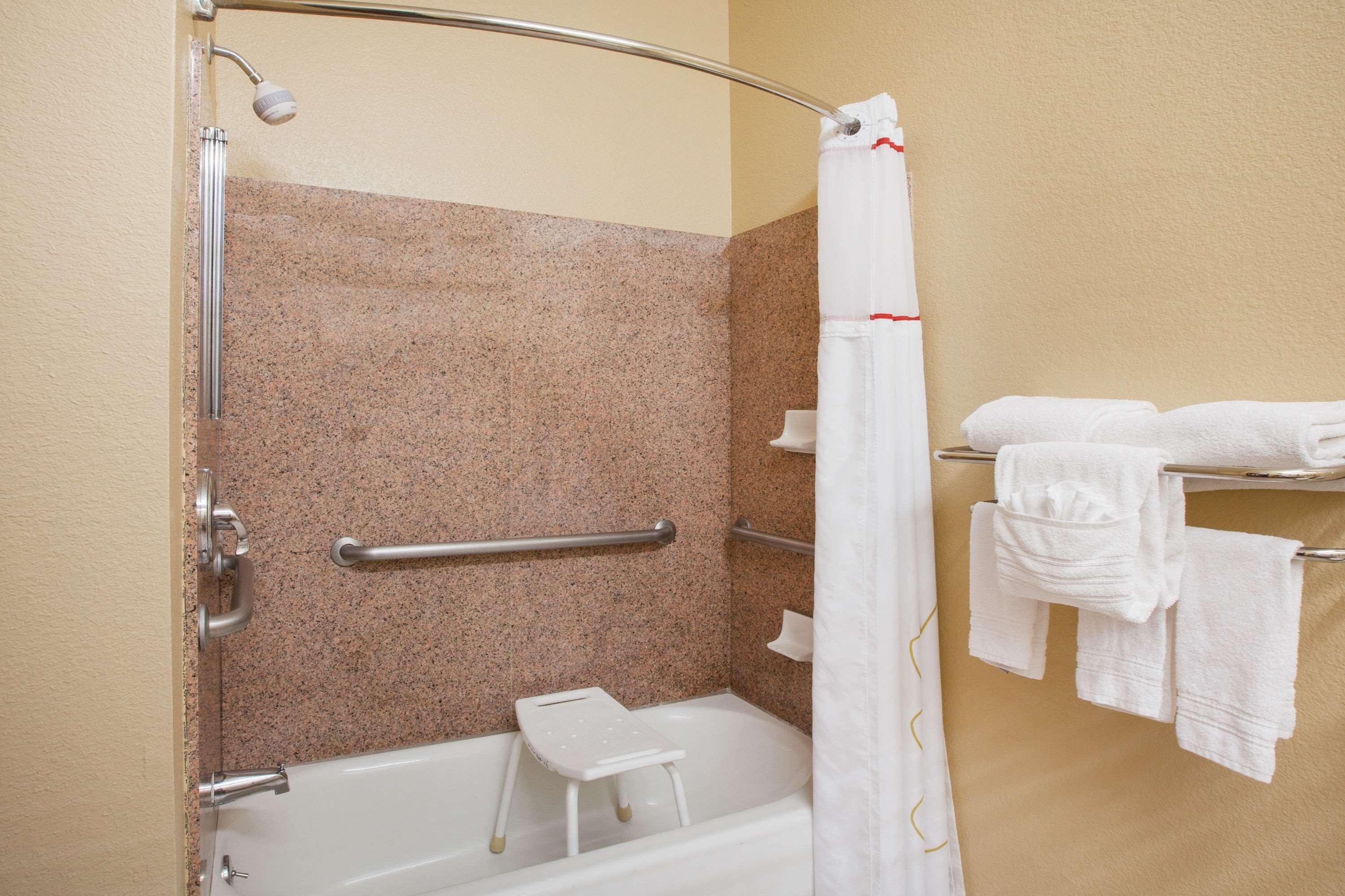 combined shower/bathtub, hair dryer, towels