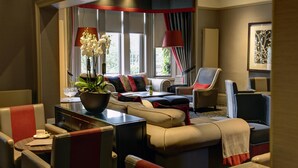 A hotel room with a sofa, chairs, a table with a plant, and a window with curtains. - Best Western Garfield House Hotel (Glasgow)