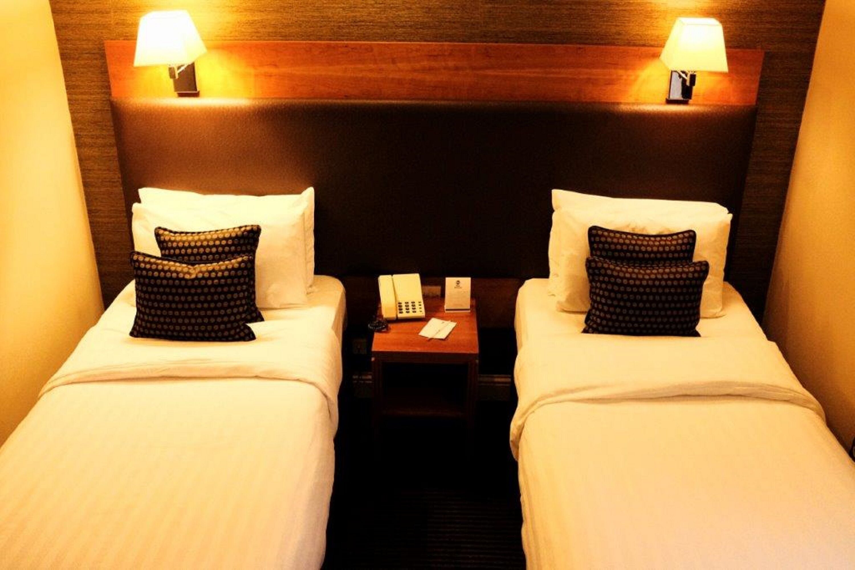 comfort room, 2 single beds, non smoking | desk, iron/ironing board, free cots/infant beds, rollaway beds