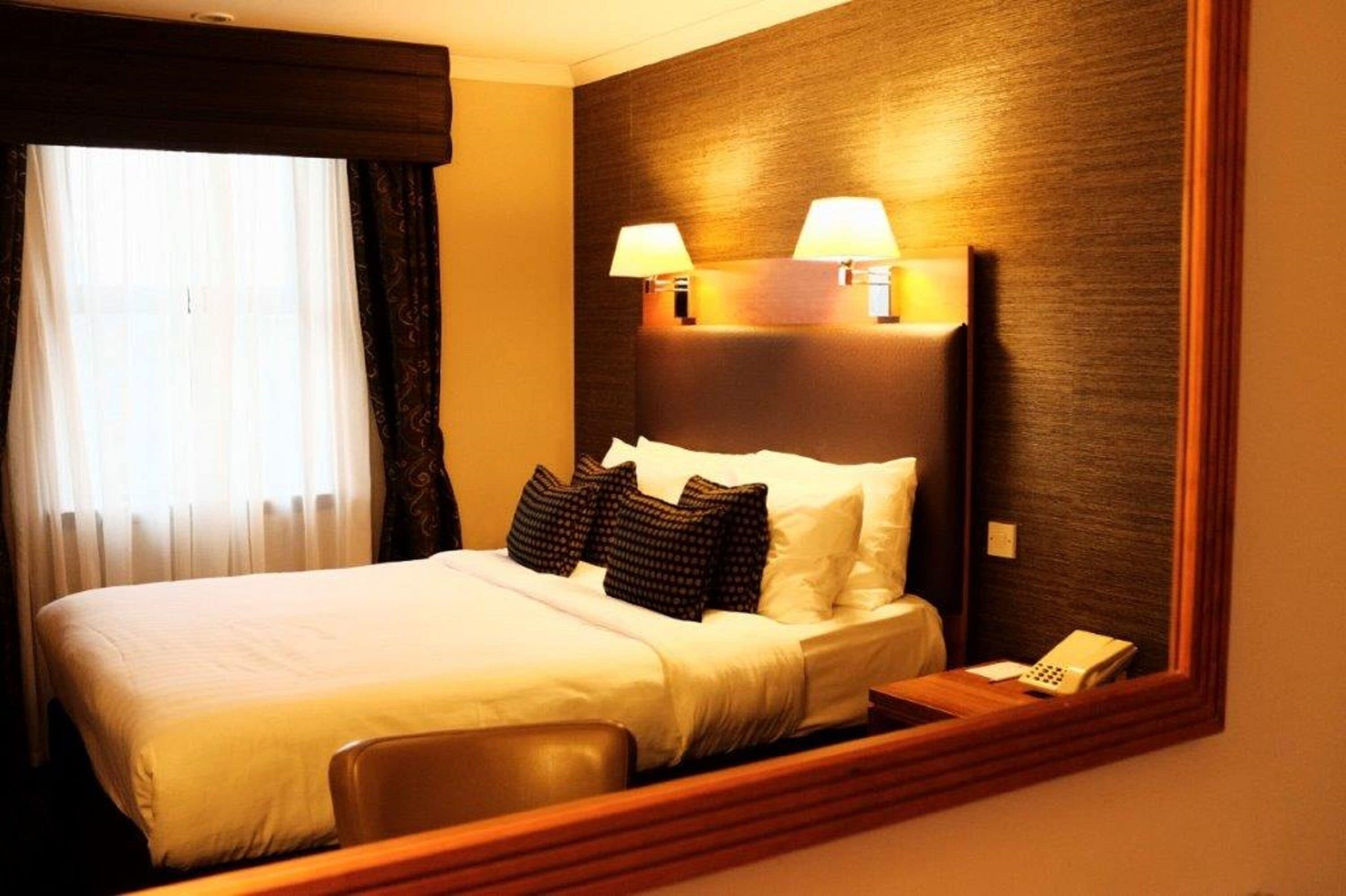 comfort room, 1 double bed, non smoking | desk, iron/ironing board, free cots/infant beds, rollaway beds