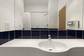 Ensemble douche/baignoire, articles de toilette écologiques