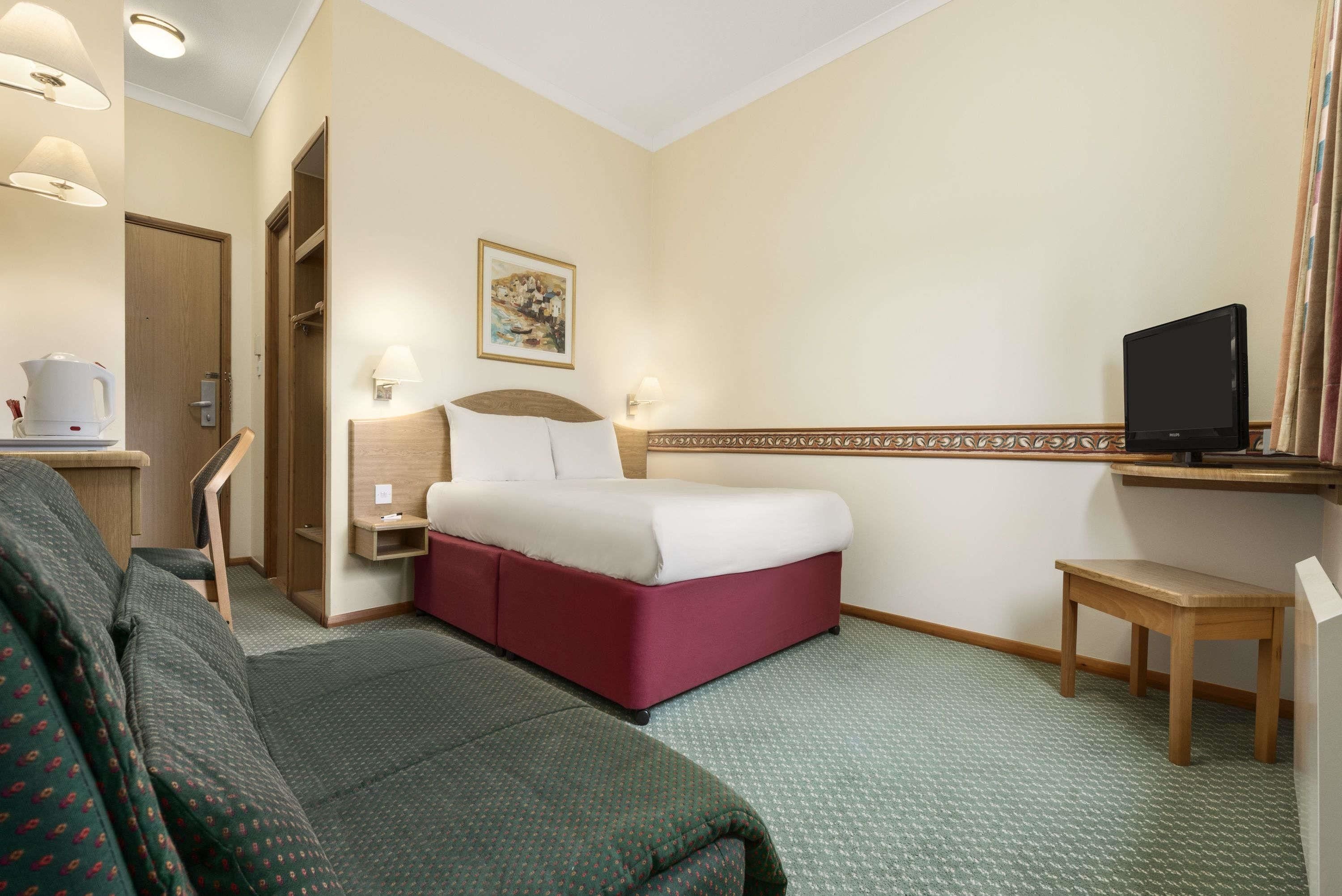 1 bedroom, desk, blackout curtains, free cots/infant beds