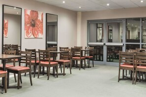 Bar (on property) - Days Inn by Wyndham Donington A50 (Derby)