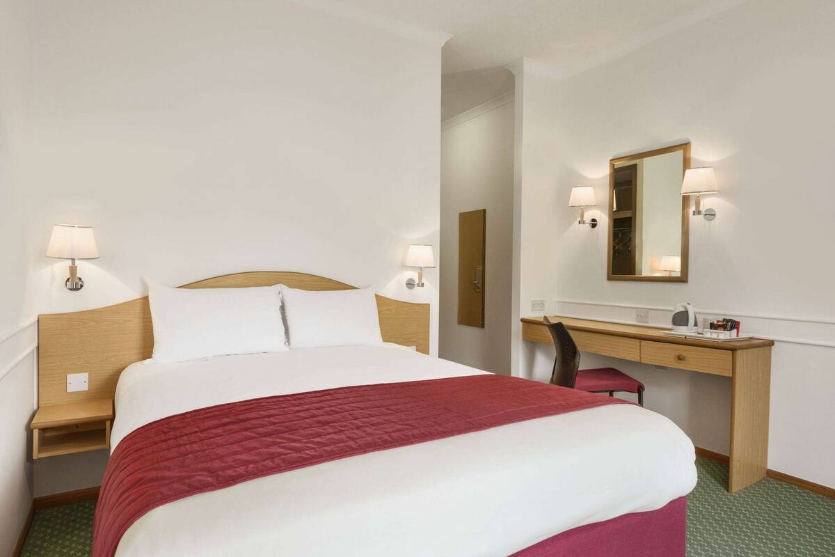 Double Room, Non Smoking | 1 bedroom, desk, blackout drapes, cribs (free)