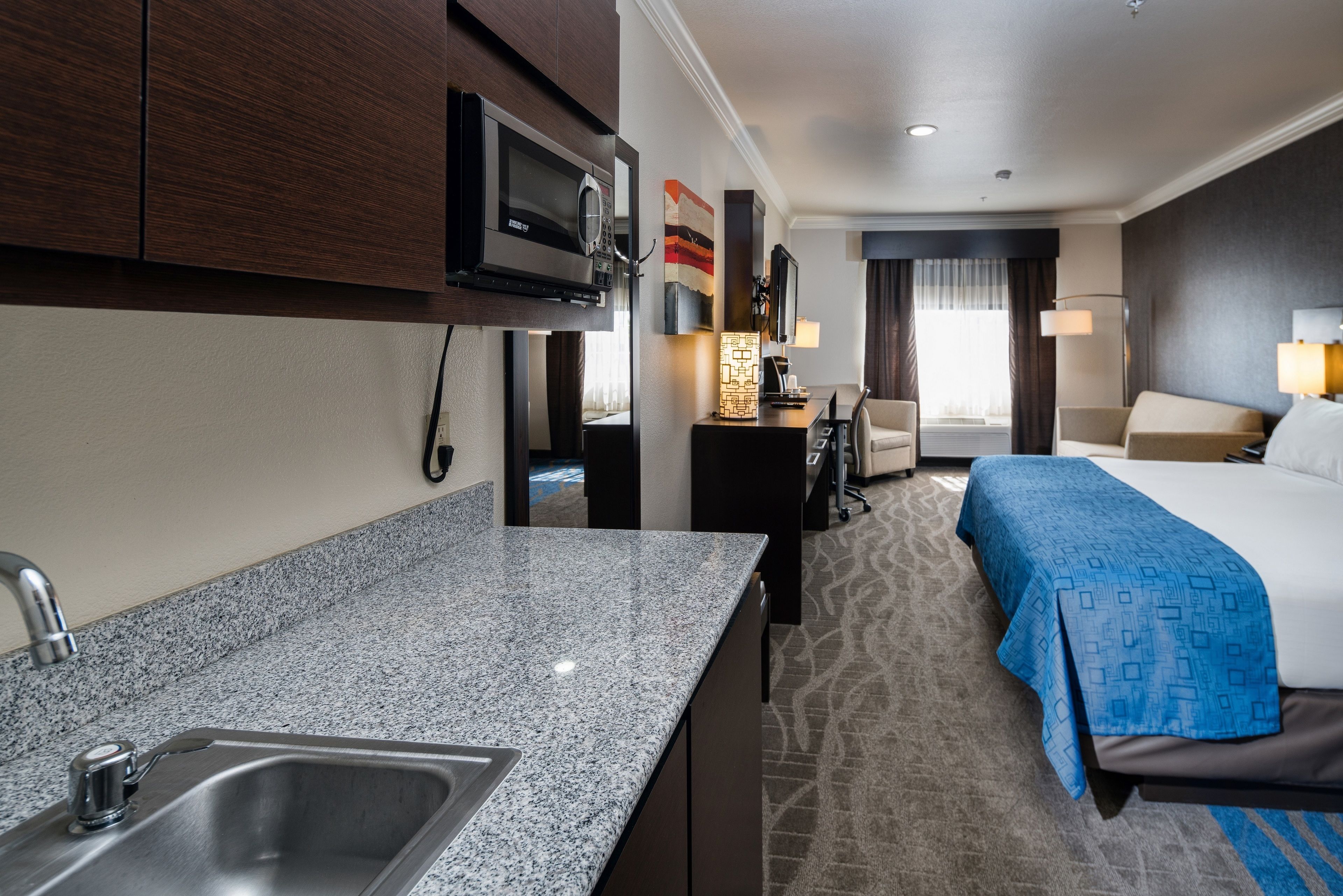 standard suite, 1 king bed (wet bar) | 1 bedroom, in-room safe, desk, iron/ironing board
