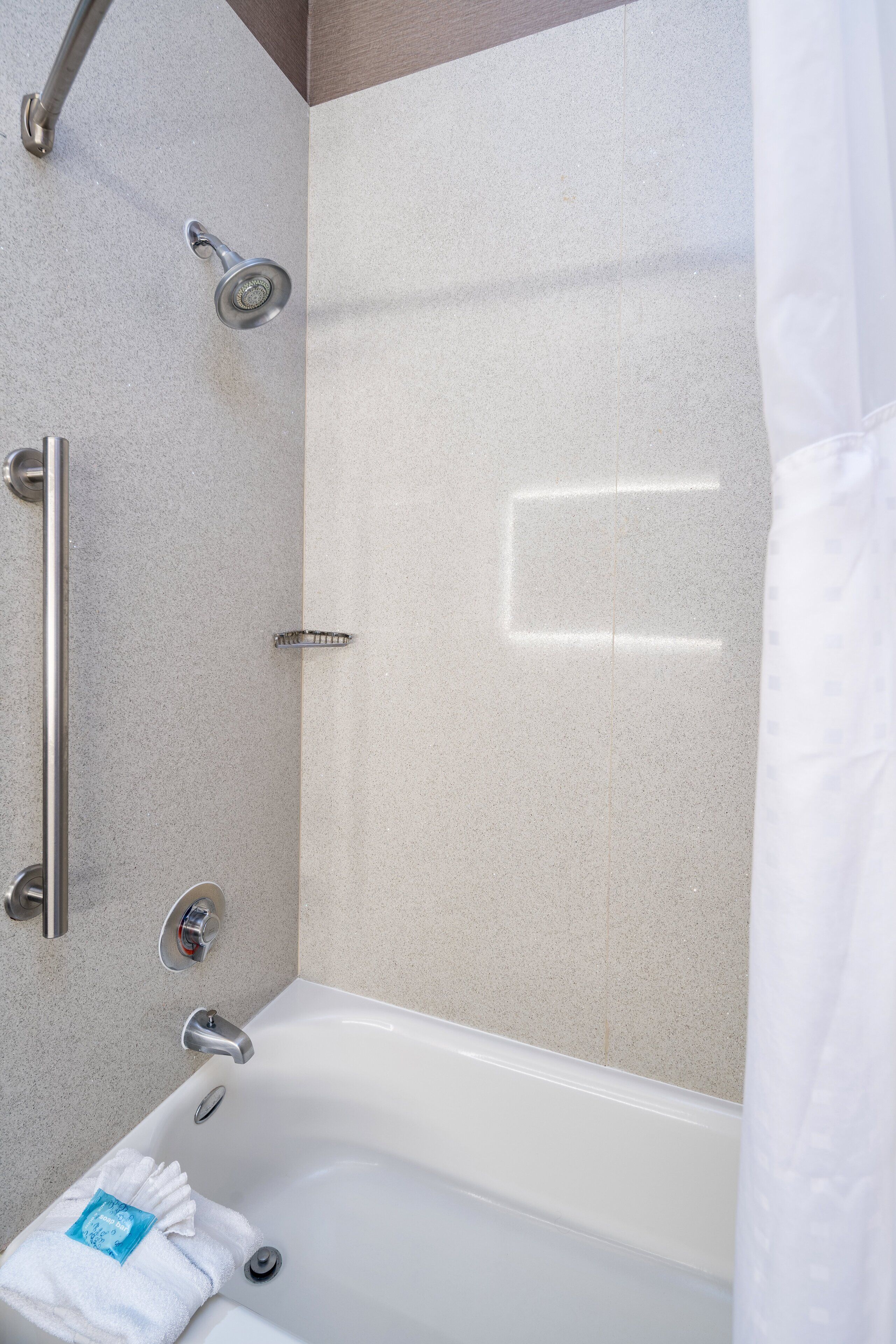 standard room, 1 queen bed | bathroom | free toiletries, hair dryer, towels