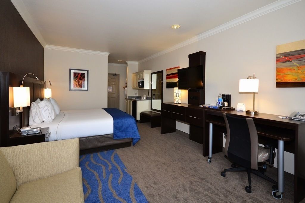 standard suite, 1 king bed (wet bar) | 1 bedroom, in-room safe, desk, iron/ironing board