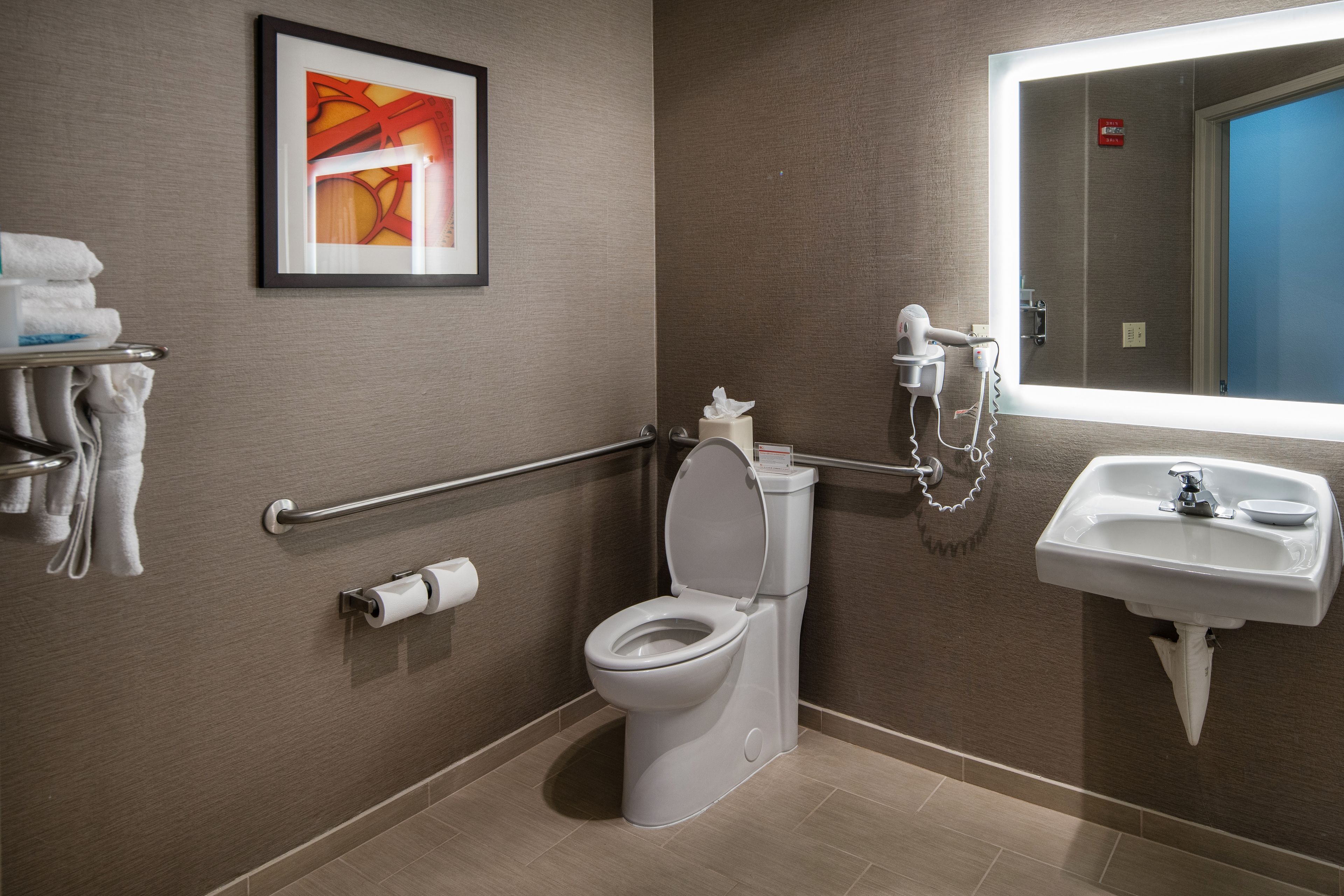 standard room | bathroom | free toiletries, hair dryer, towels