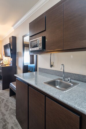 Standard Suite, 1 King Bed (Wet Bar)