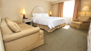 高档床上用品、客房内保险箱、办公桌、熨斗/熨衣板