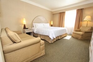 Premium bedding, in-room safe, desk, iron/ironing board - Holiday Inn Convention Center by IHG (León)