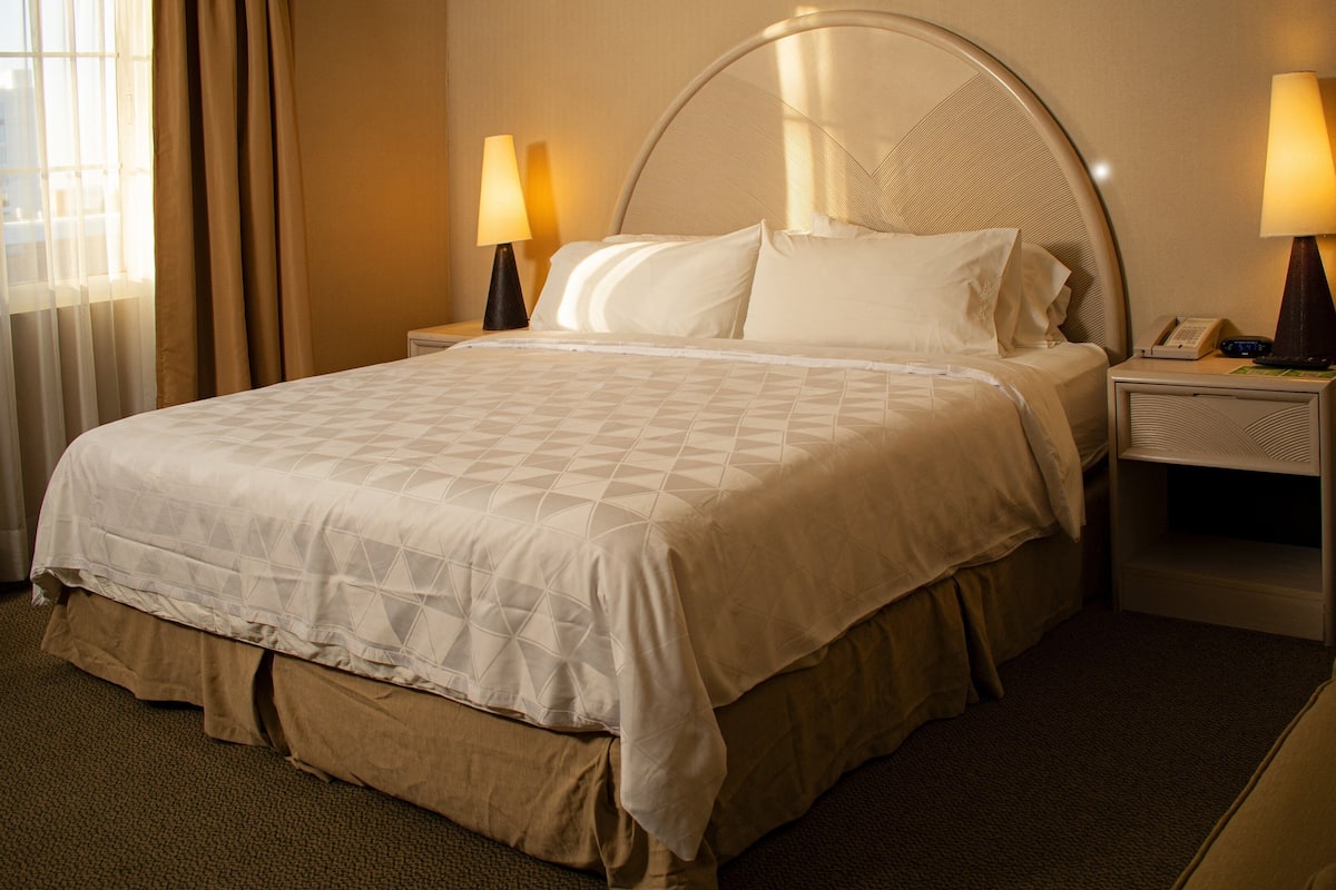 Standard Room, 1 King Bed | In-room safe, desk, iron/ironing board, free cots/infant beds
