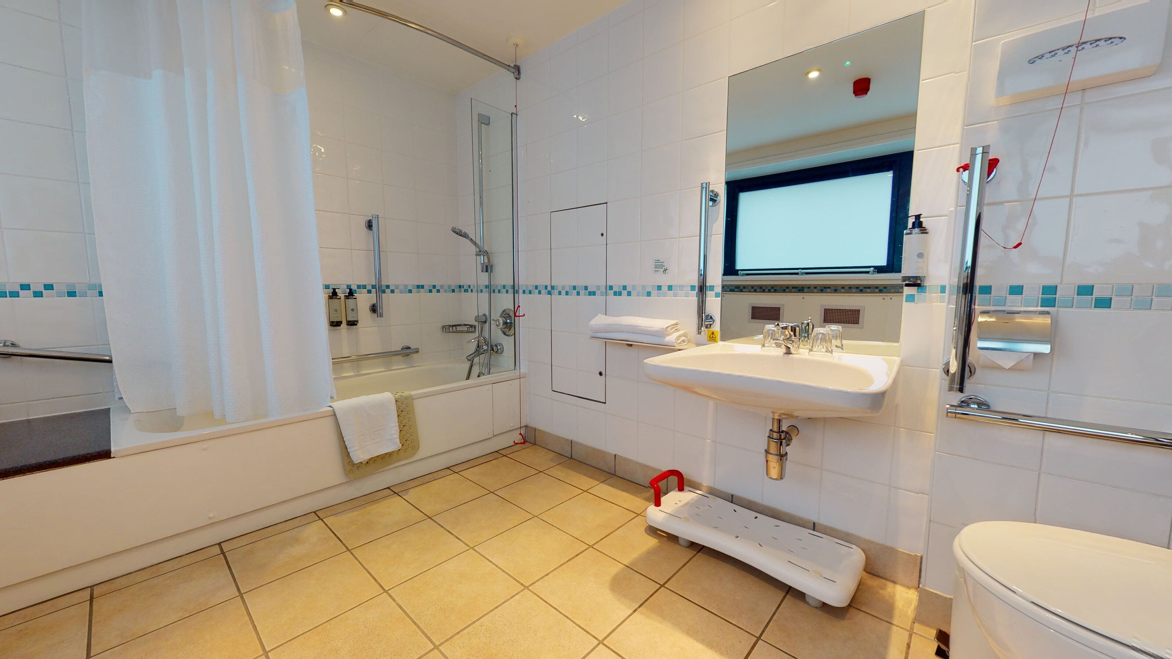 standard room, 1 double bed, accessible | bathroom | combined shower/bathtub, hair dryer, towels