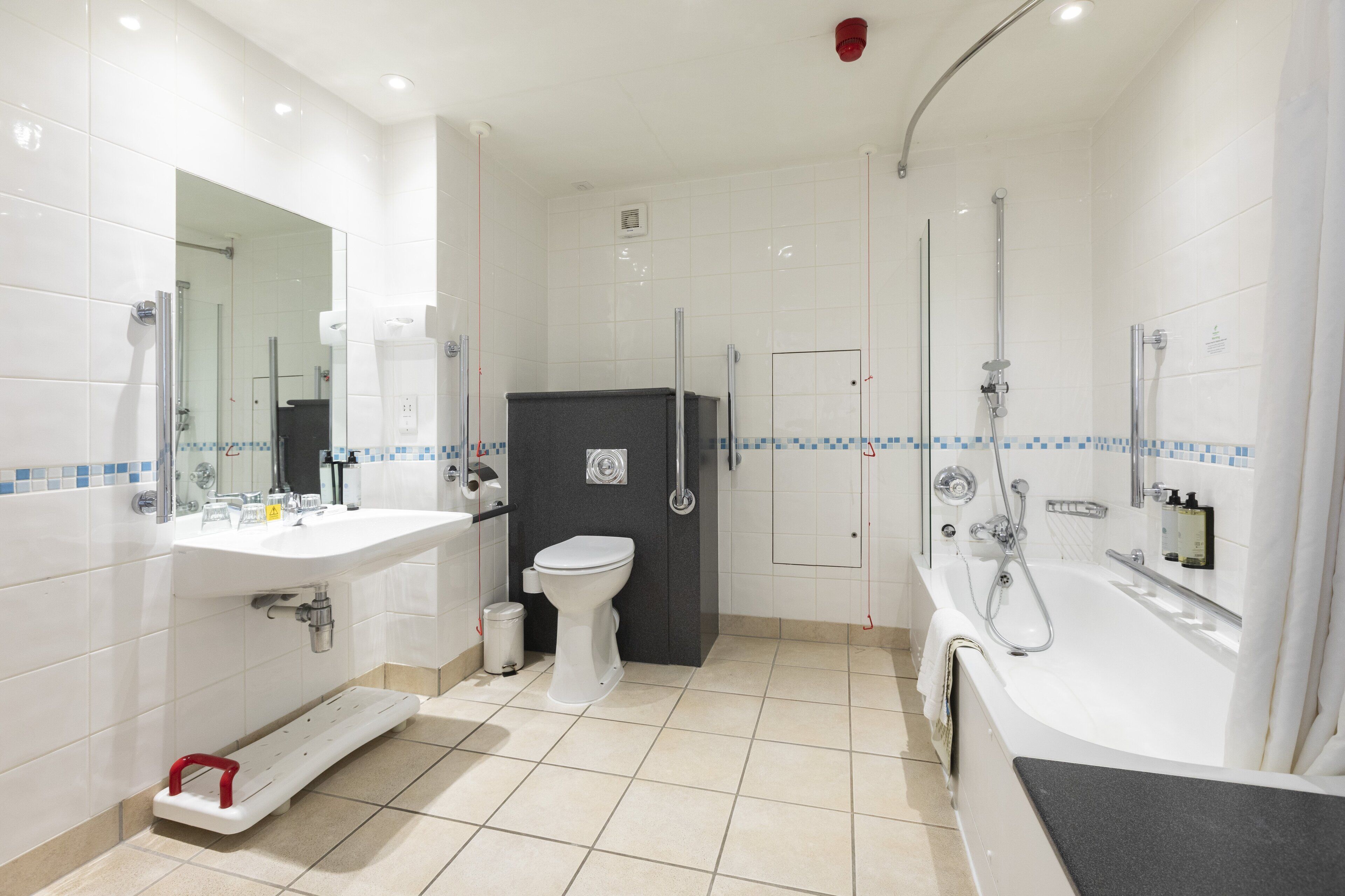 standard room, 1 double bed, accessible | bathroom | combined shower/bathtub, hair dryer, towels