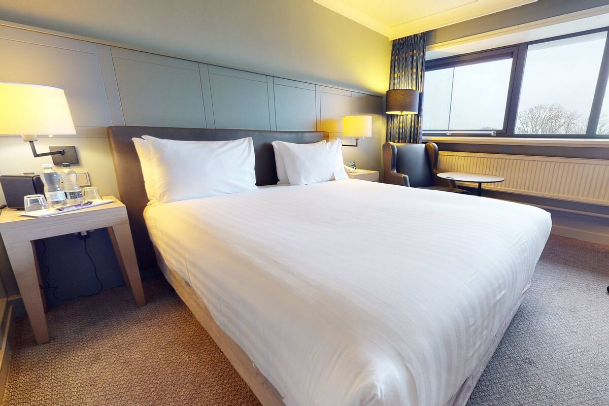 Kamar Premium | Meja kerja, tirai kedap cahaya, kedap suara, dan setrika/meja setrika