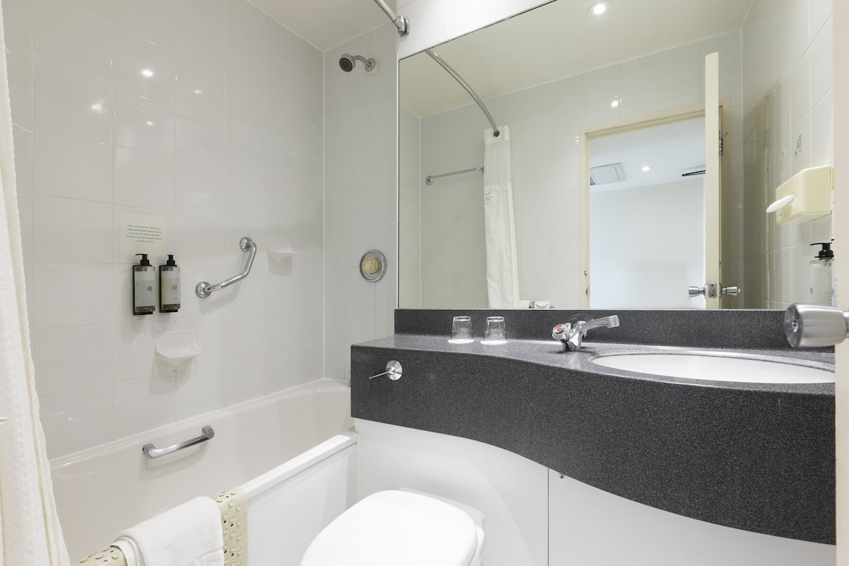 Combined shower/bathtub, hair dryer, towels