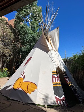 Serviço de café da manhã, almoço, jantar; vistas para o jardim