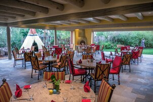 Serviço de café da manhã, almoço, jantar; vistas para o jardim