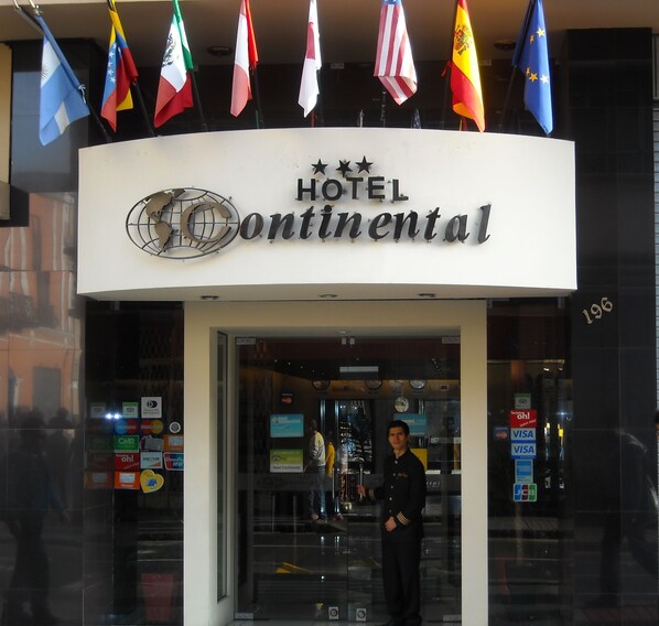 Property entrance - Hotel Continental (Lima)