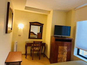 Enkeltrom – standard | Sengetøy av topp kvalitet, skrivebord, blendingsgardiner og lydisolert