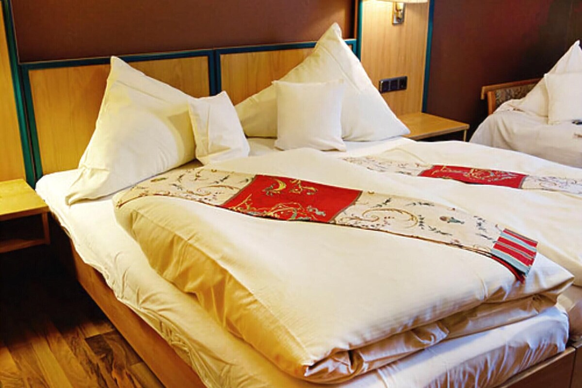 In-room safe, desk, laptop workspace, soundproofing
