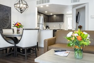 Vila, 1 quarto | Área de estar | TV de tela plana, lareira, DVD player