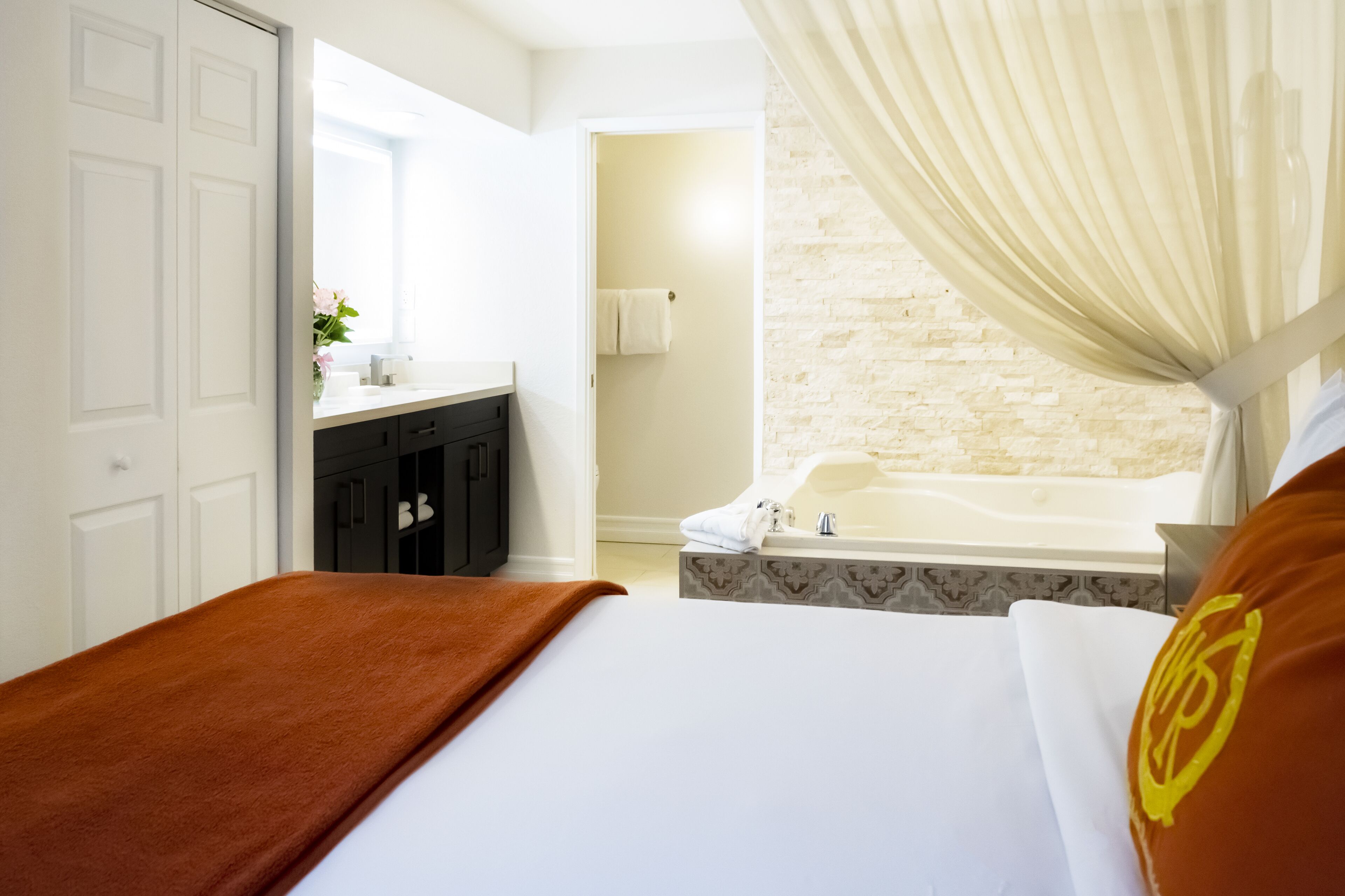 hypo-allergenic bedding, in-room safe, iron/ironing board