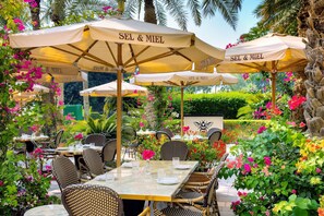6 restaurants, breakfast, lunch, dinner served; American cuisine