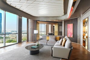 Suite Club, 1 habitación, para no fumadores, con acceso al salón lounge del club | Sala de estar | Smart TV de 55 pulgadas con canales vía satélite, televisión y juguetes 