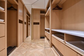 Club-Suite, 1 Schlafzimmer, Nichtraucher, Zutritt zur Club Lounge | 1 Schlafzimmer, hochwertige Bettwaren, Daunenbettdecken, Minibar