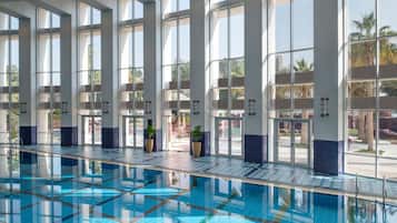 Una piscina techada, una piscina al aire libre de temporada