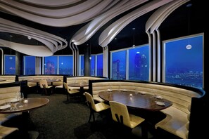 6 restaurantes; se sirven desayunos, comidas, cenas y brunch