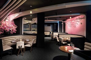 6 restaurants, breakfast, lunch, dinner served; American cuisine