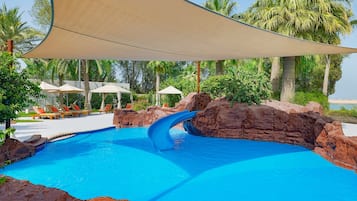 Piscina interna, piscina externa, funciona das 7h às 22h, guarda-sóis