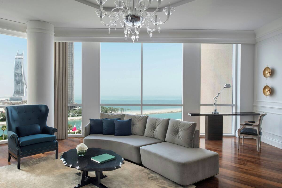 Executive Suite, 1 Bedroom, Balcony | Living room