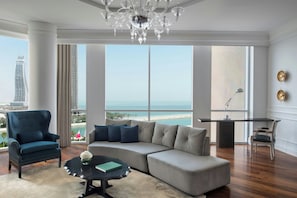 Suite exécutive, 1 chambre, balcon | Salle de séjour | Téléviseur connecté de 55 po avec télévision par satellite, téléviseur