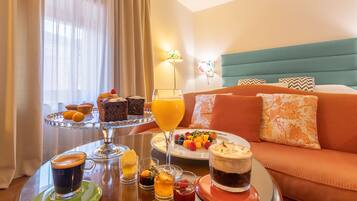 Kamer, 1 twee- of 2 eenpersoonsbedden | Luxe beddengoed, een minibar, een kluis op de kamer, een bureau