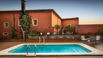 Seasonal outdoor pool, pool loungers