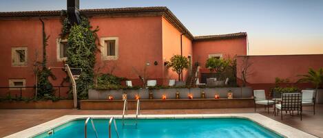 Kolam renang outdoor musiman, dengan kursi berjemur