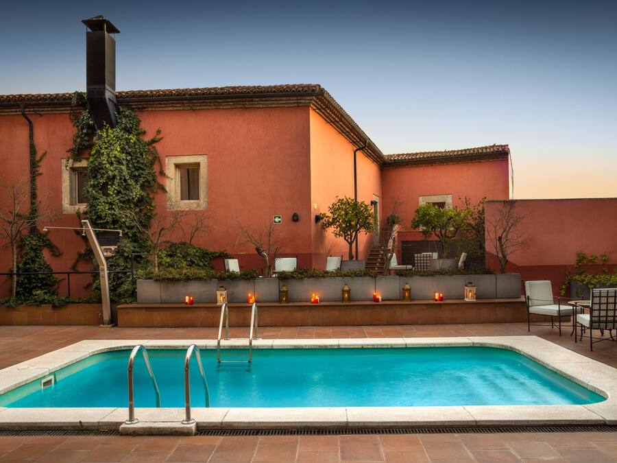 Seasonal outdoor pool, sun loungers