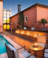 Una piscina al aire libre de temporada, tumbonas