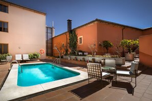 Seasonal outdoor pool, pool loungers