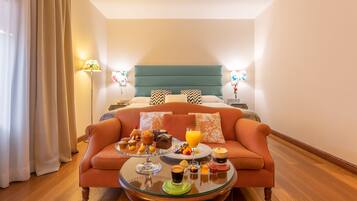 Kamer, 1 twee- of 2 eenpersoonsbedden | Luxe beddengoed, een minibar, een kluis op de kamer, een bureau