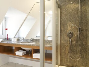 Jetted bath, rainfall showerhead, free toiletries, hair dryer - Hotel Langwieder See (Munich)