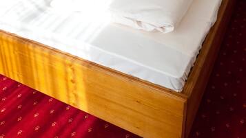 Schreibtisch, BĂŒgeleisen/BĂŒgelbrett, Babybetten, Zustellbetten