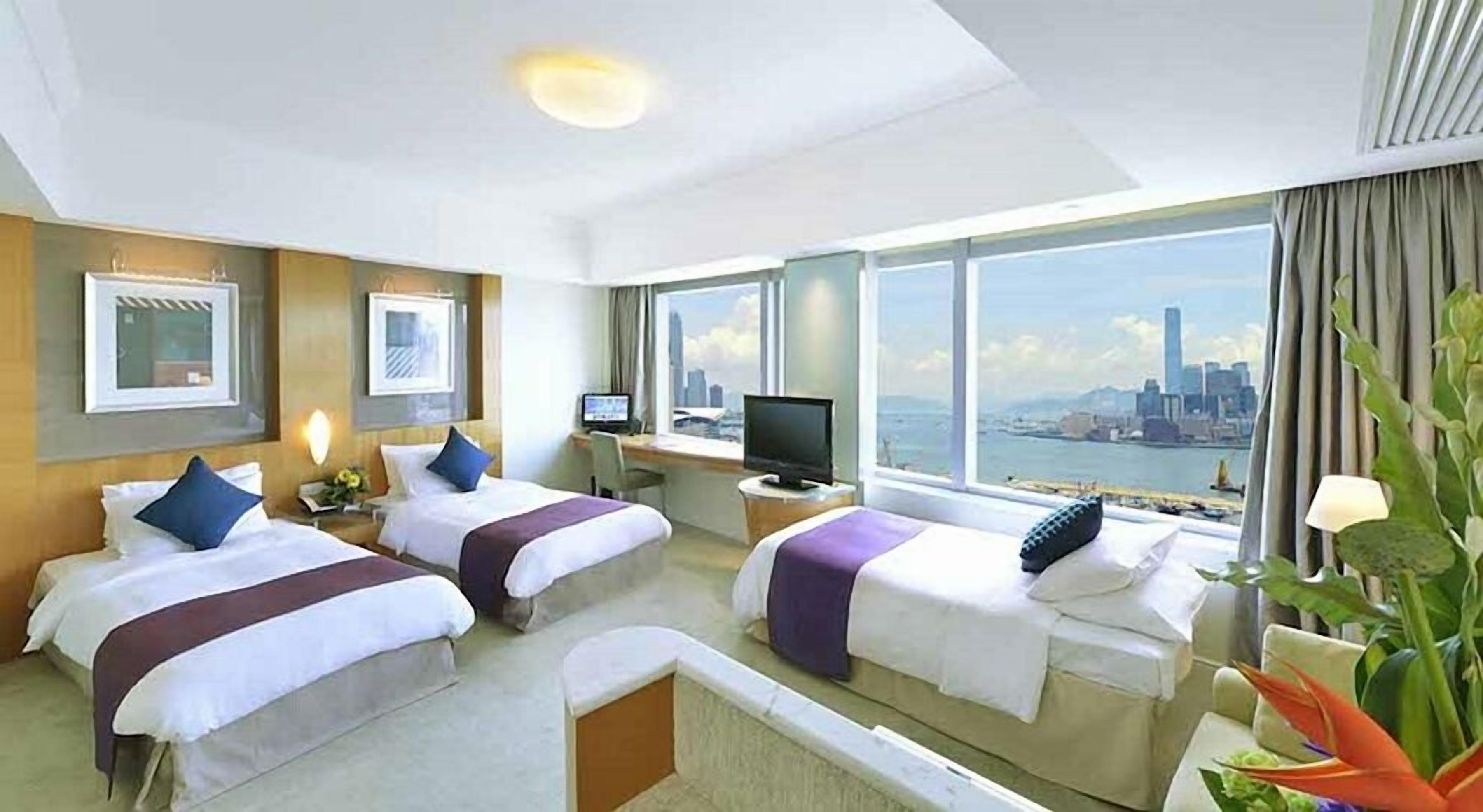 Een kluis op de kamer, een bureau, verduisterende gordijnen